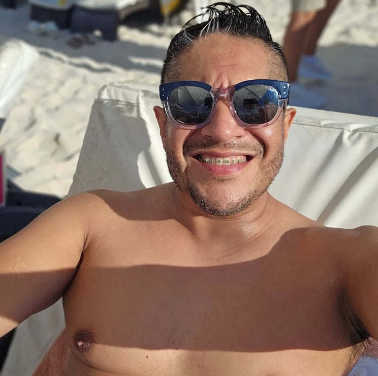 Guillermo Perez disfrutando en una silla de playa en Cancún