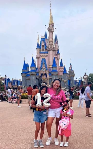 Paola Vega con sus hijos frente al Castillo de Cenicienta en Walt Disney World
